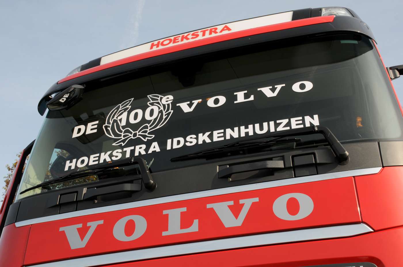 Honderste Volvo truck voor Hoekstra Idskenhuizen
