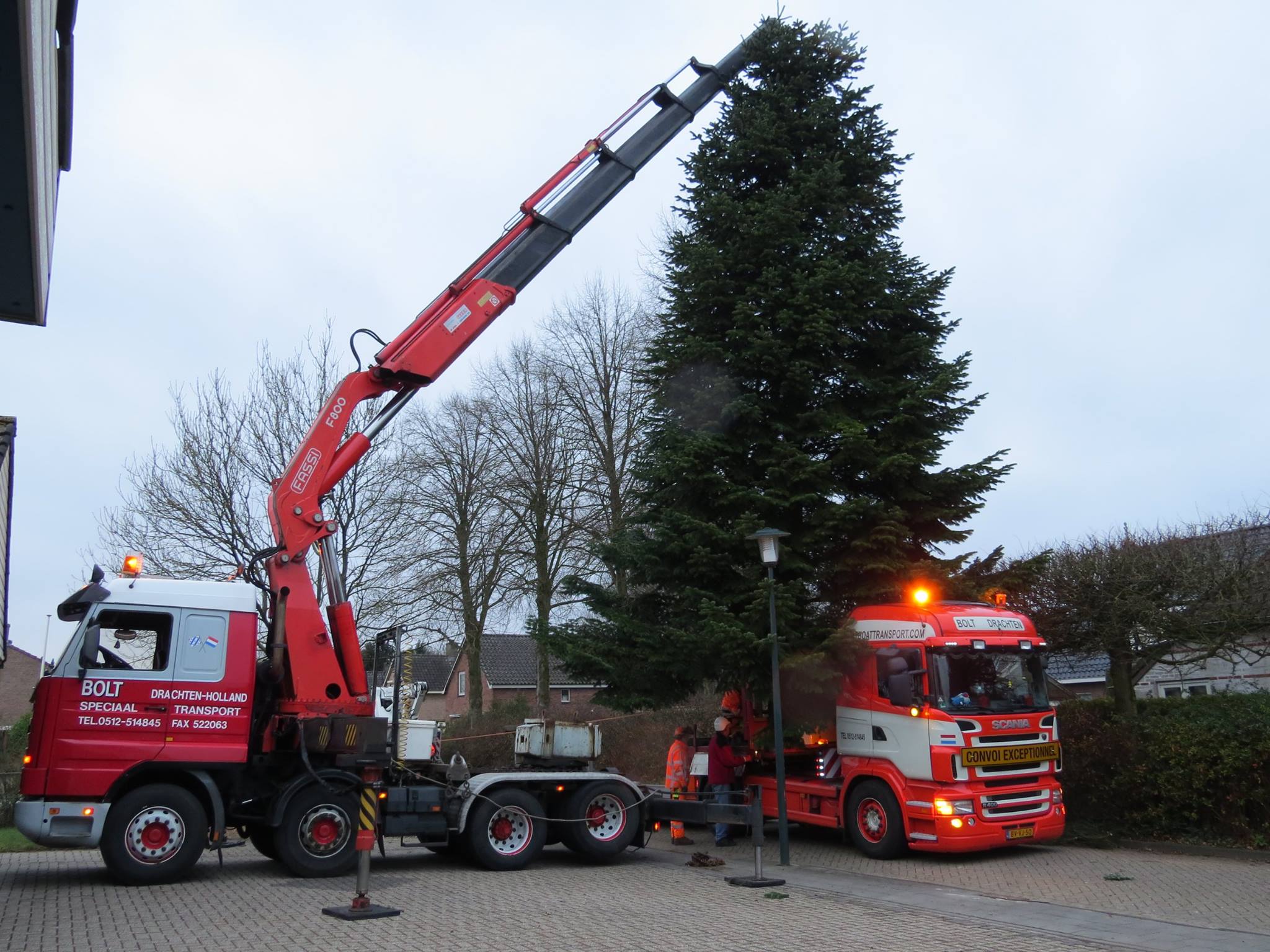 Bolt zet de kerstboom op in Drachten