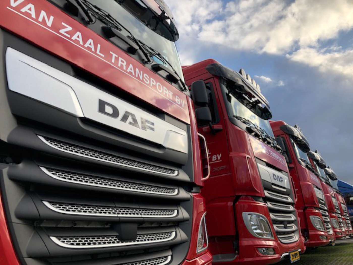 Vijftal Nieuwe DAF Trucks Voor Van Zaal