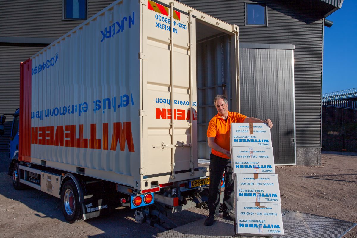 Witteveen verhuizingen aan de slag met zeecontainers