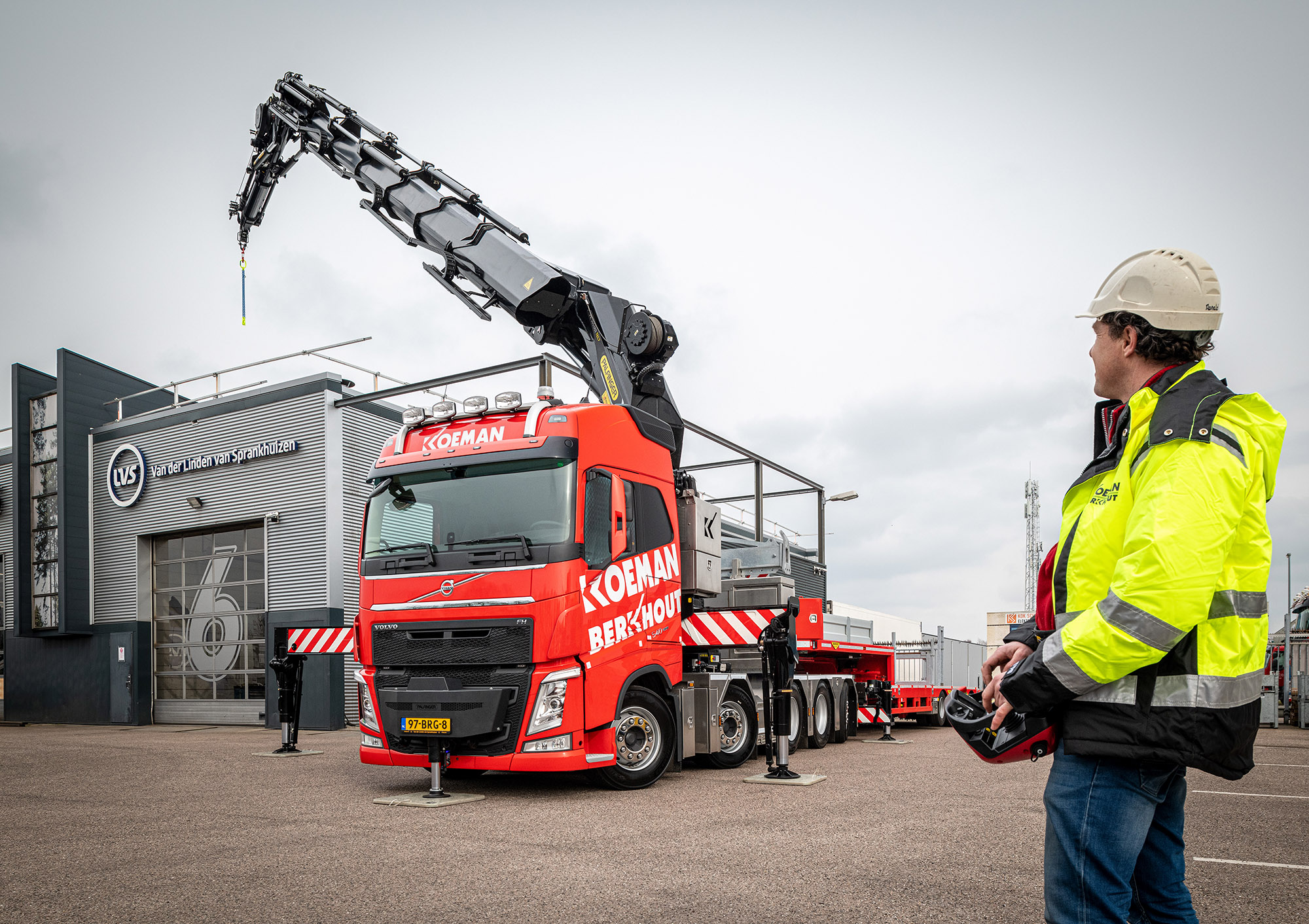 Volvo met elektrische autolaadkraan voor Koeman Berkhout