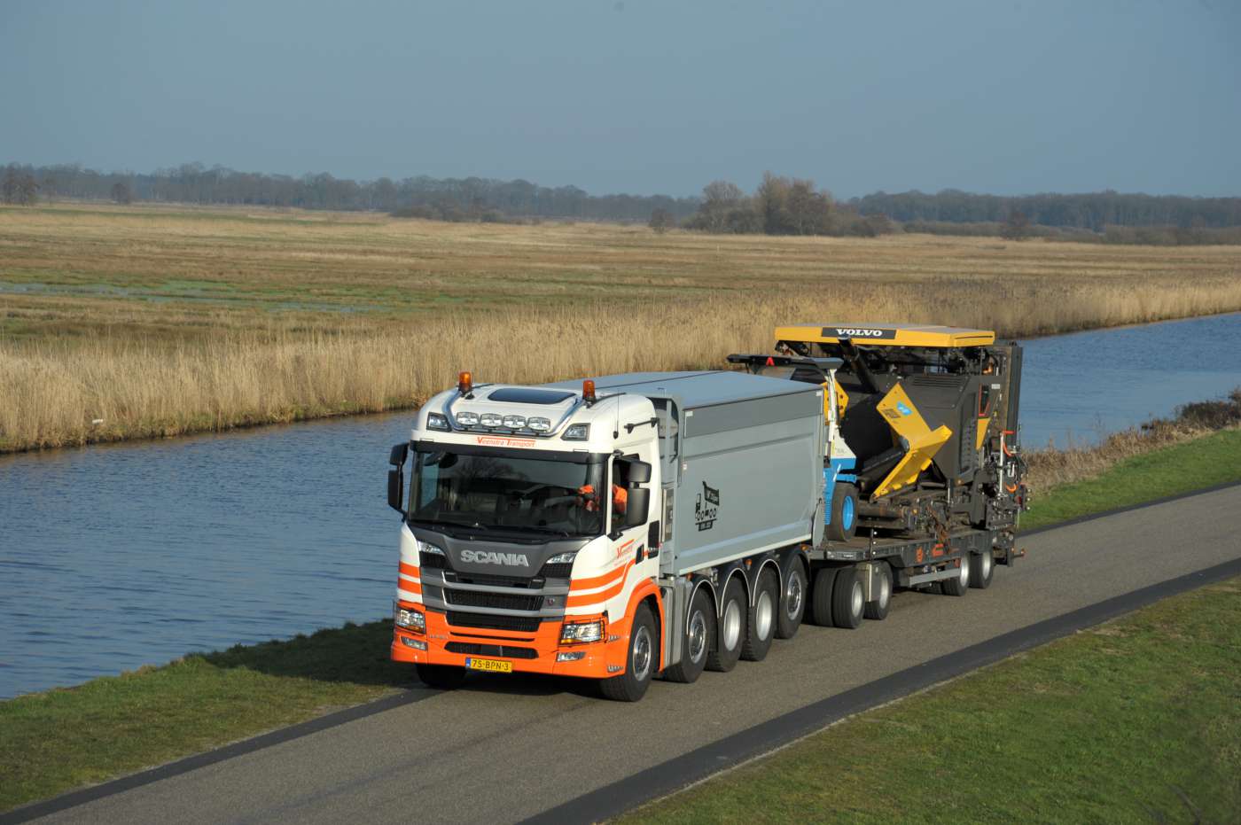 Veenstra Transport Tijnje viert jubileum met nieuwe Scania