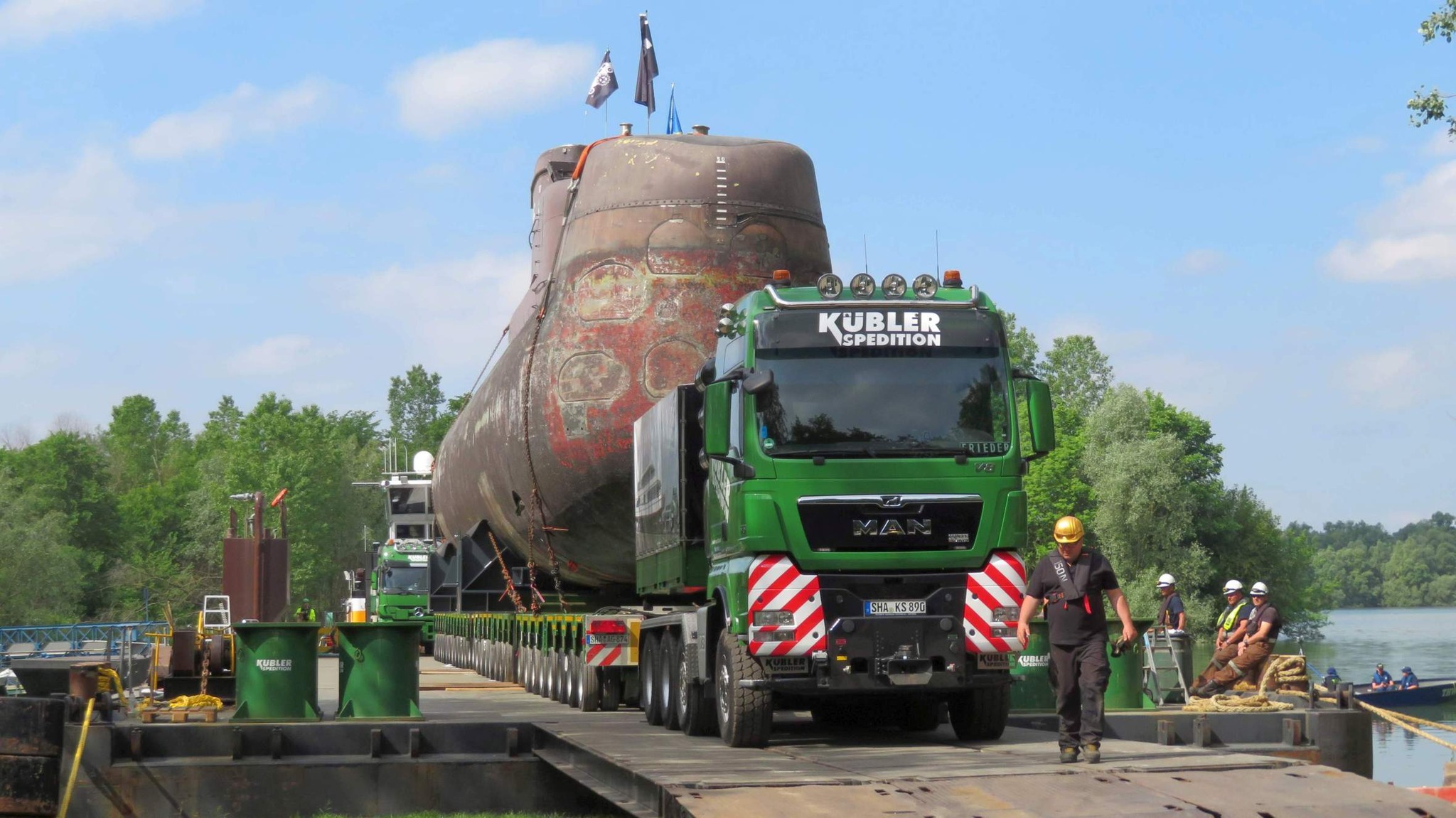 500 Tonnen schweres U-Boot im Transport