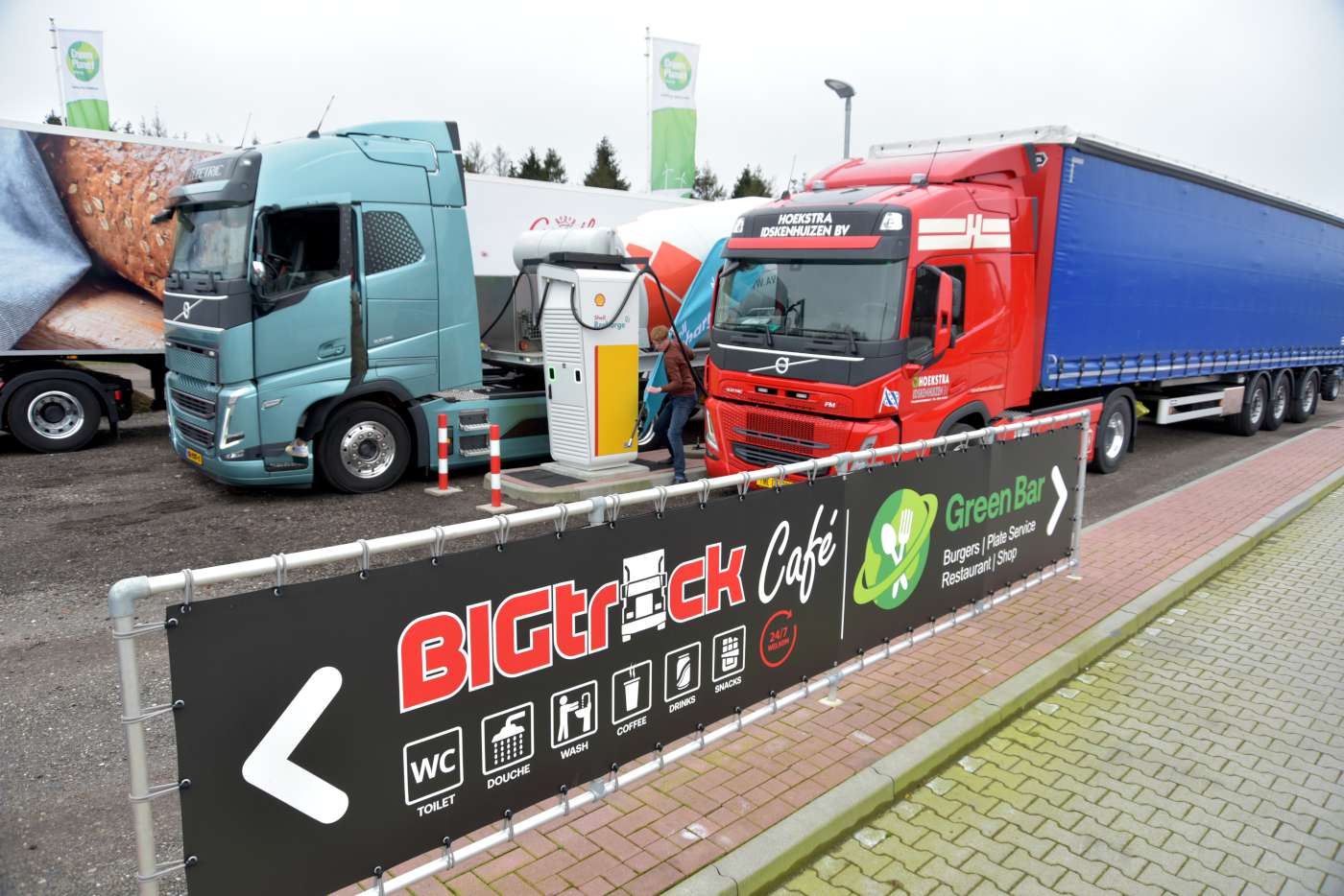 Opening e-trucklaadstation Green Planet Pesse