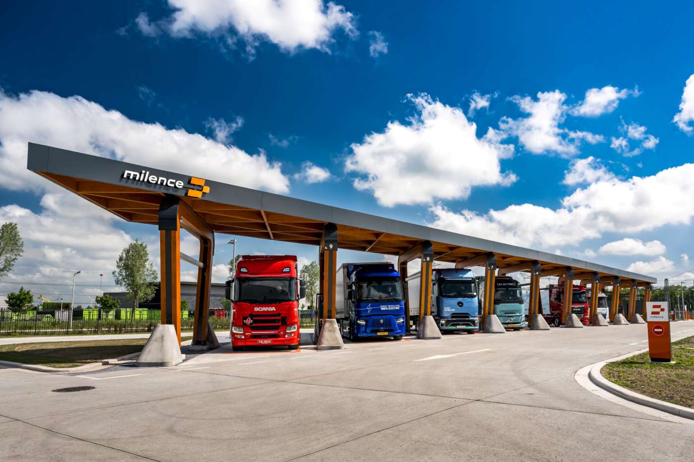 Opening Milence laadhub in Zwolle met Megawatt Charging