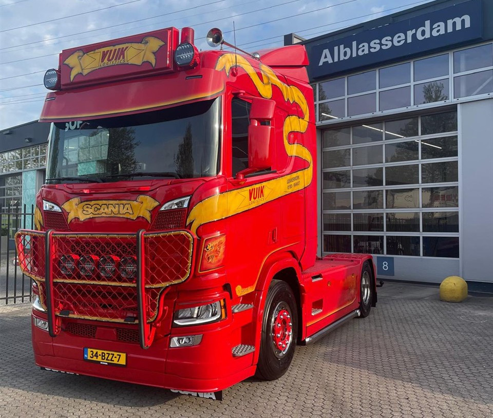 Nieuwe Scania van Vuik slaat zijn vleugels uit