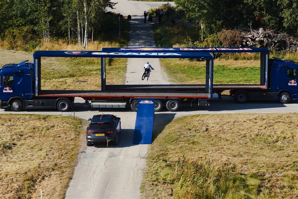 Red Bull doet gevaarlijke stunt met autonome Scania trucks