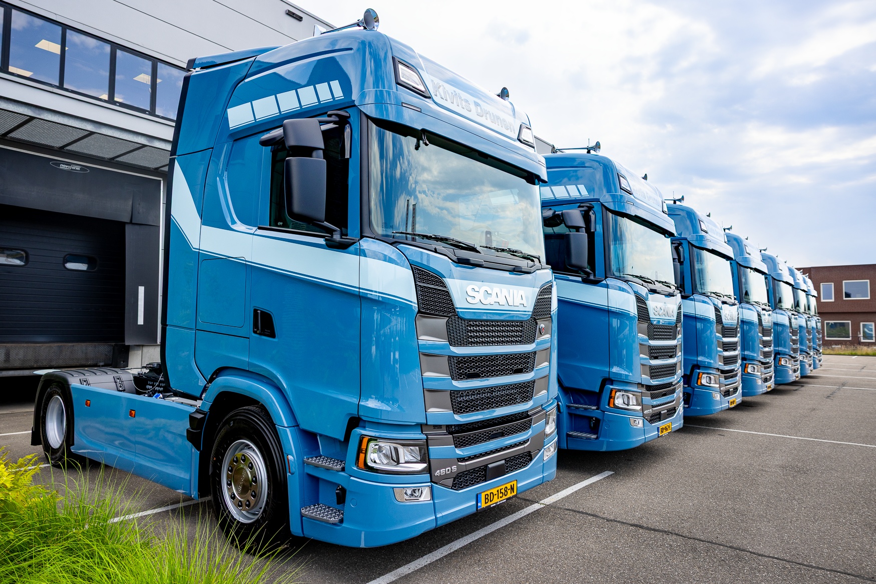 Zeven Scania 460S trekkers voor Kivits Drunen