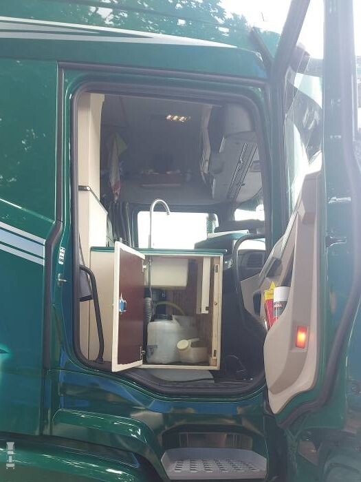 DAF XG+ sin asiento copiloto, pero con amplia cocina con extractor de humos 7 30930 DAF%20XG%2B%20keukenblok
