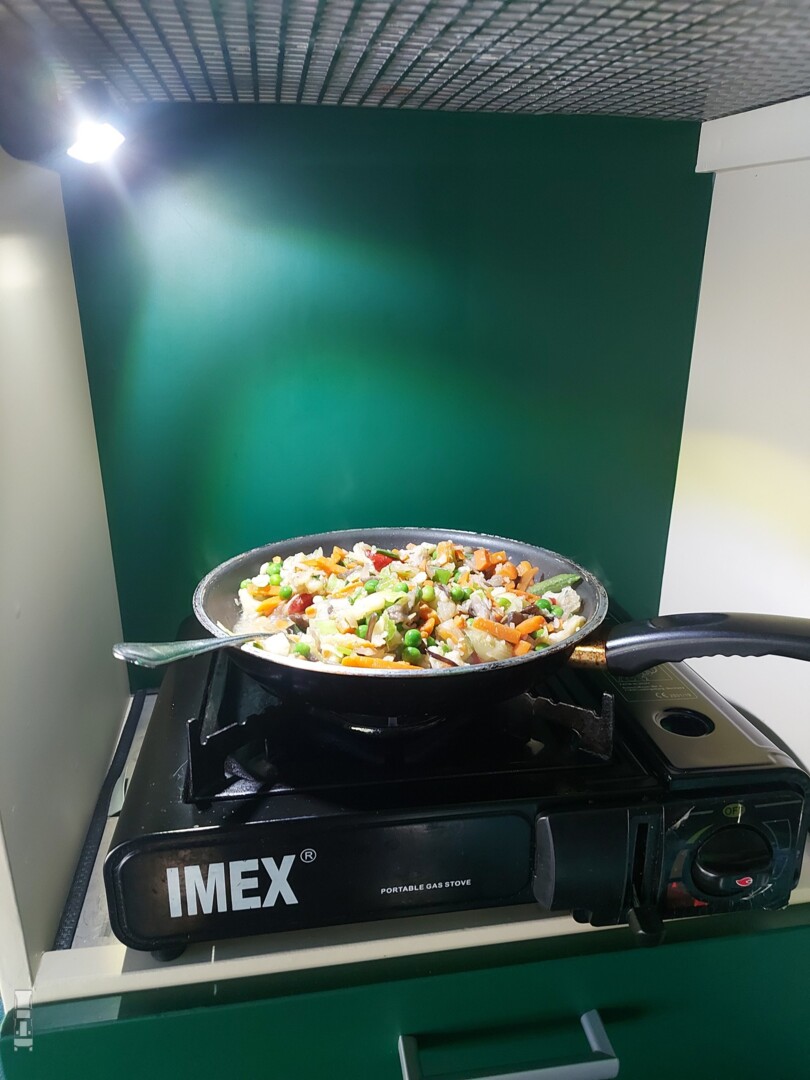 DAF XG+ sin asiento copiloto, pero con amplia cocina con extractor de humos 11 30932 DAF%20XG%2B%20Kooktoestel