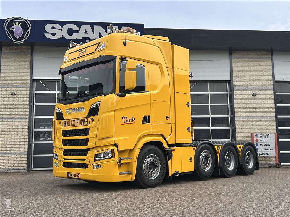Gele Scania S660 om te slopen