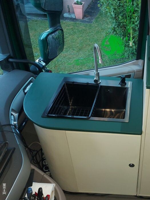 DAF XG+ sin asiento copiloto, pero con amplia cocina con extractor de humos 8 30929 DAF%20XG%2B%20keukentje
