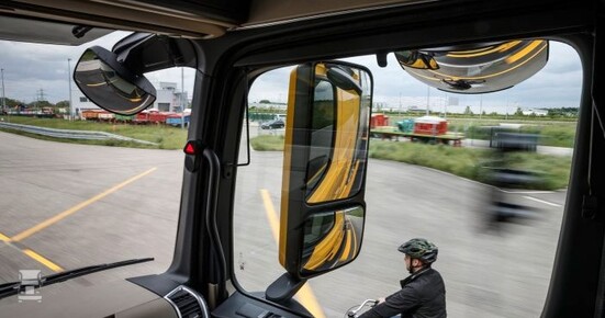 merc_abbiege_assistent.jpg merc_abbiege_assistent.jpg