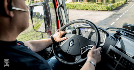 Rijdende_chauffeur.jpg Rijdende_chauffeur.jpg