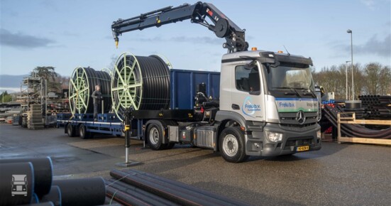 Actros trekker met kraan voor Inoplast