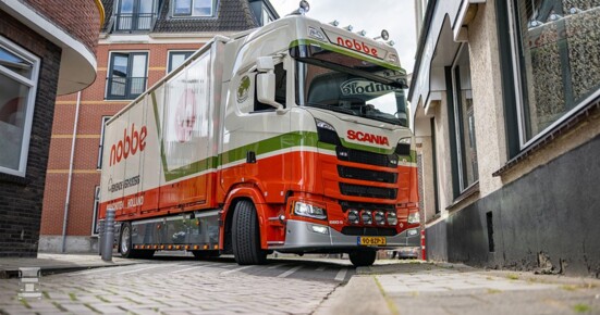 Nobbe verhuist met een Scania V8