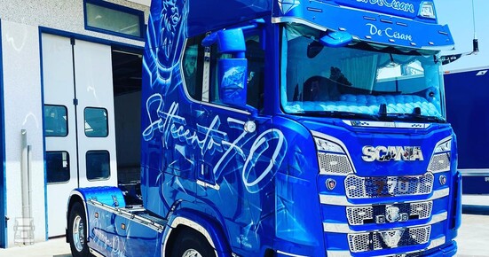 Zonder klem actie Azuurblauwe Scania 770 showtruck in Italië
