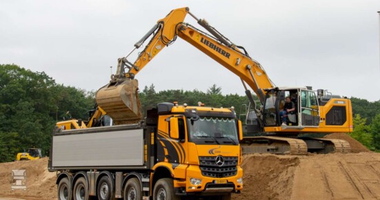 Mercedes 10x8 GMB onder Liebherr 926-1400 Mercedes 10x8 GMB onder Liebherr 926-1400