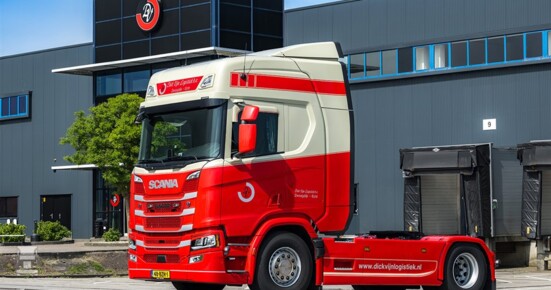 Dick-Vijn_Scania-3-web-pers-2025 (960 x 640) Dick-Vijn_Scania-3-web-pers-2025 (960 x 640)