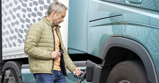 Volvo Trucks_charging electric truck _1_2023_Original file (960 x 640) Volvo Trucks_charging electric truck _1_2023_Original file (960 x 640)