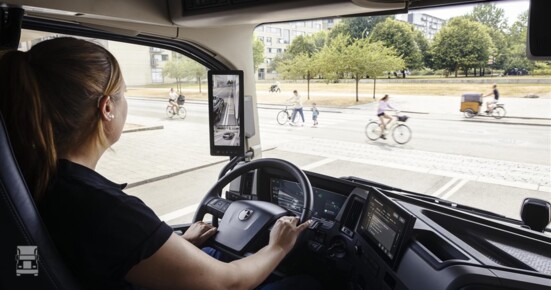 Chauffeur in Volvo FM in stedelijk gebied (960 x 640)