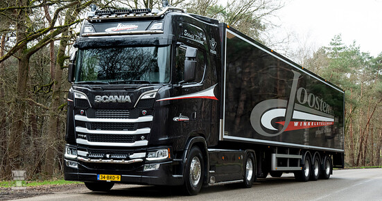 Joosten_Scania-2-pers-2021.jpg Joosten_Scania-2-pers-2021.jpg