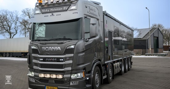 Nicky-Huisman_Scania-2-pers-2024 (960 x 640) Nicky-Huisman_Scania-2-pers-2024 (960 x 640)