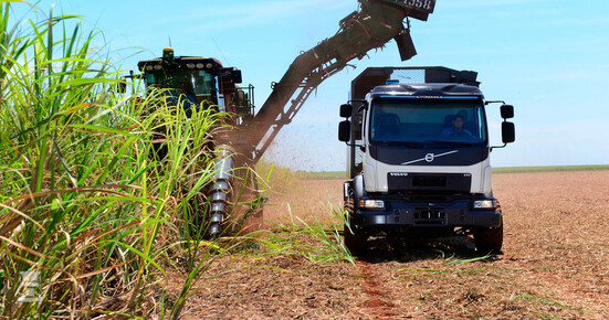 Zelfrijdende_Volvo-truck_op_Braziliaanse_suikerrietplantage_1_lowres.jpg