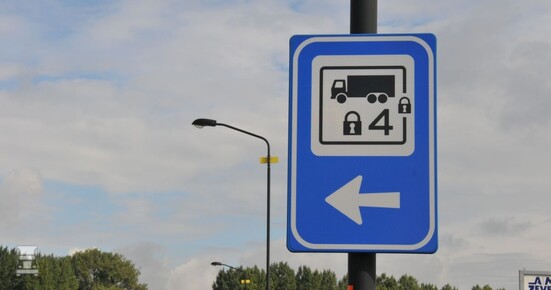 Truckparking.jpg Truckparking.jpg