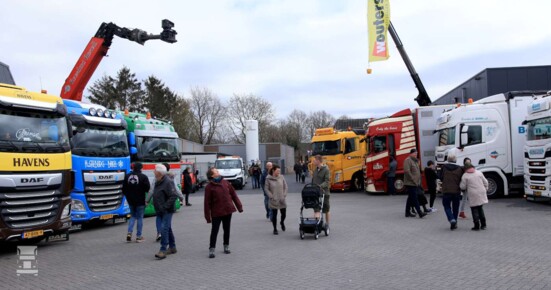 Peeltruckers (12) Peeltruckers (12)