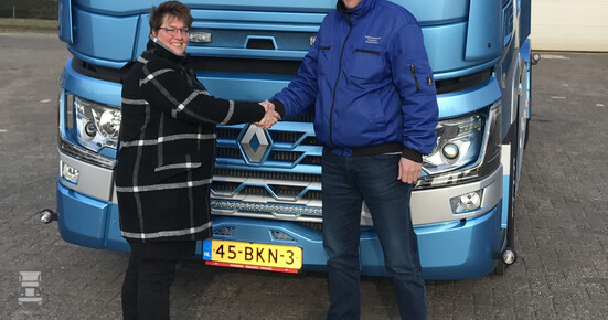Renault_Trucks_T_Schoonhoven_overhandiging_lowres_1.jpg Renault_Trucks_T_Schoonhoven_overhandiging_lowres_1.jpg