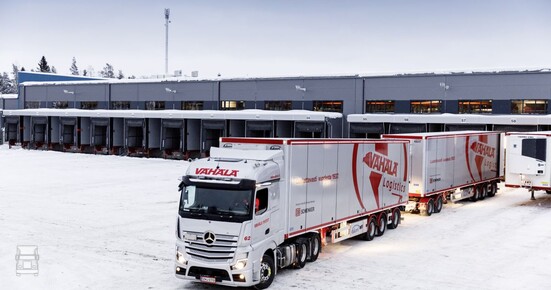 Finland-Actros-winter_LR.jpg Finland-Actros-winter_LR.jpg