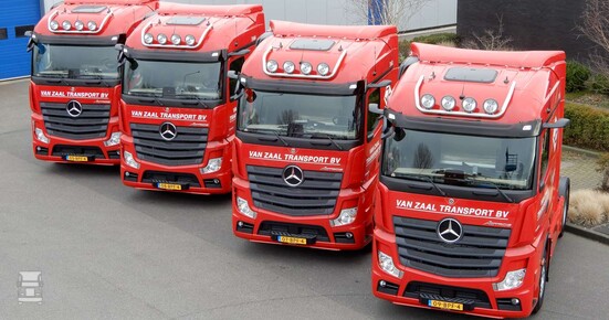 6._Vier_laatste_geleverde_trekkers_op_een_rij_1-1400.jpg 6._Vier_laatste_geleverde_trekkers_op_een_rij_1-1400.jpg