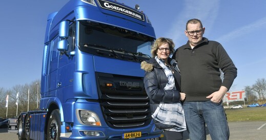 John_en_Betty_Goedegebuure_met_de_nieuwe_DAF_XF_LR.jpg John_en_Betty_Goedegebuure_met_de_nieuwe_DAF_XF_LR.jpg
