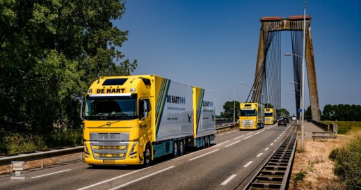 De Hart_ Volvo FH combis op brug