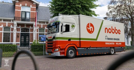 Nobbe verhuist met een Scania V8