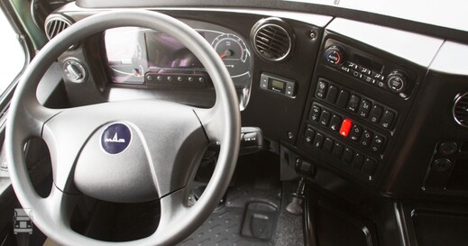5440m9_dashLR.jpg 5440m9_dashLR.jpg