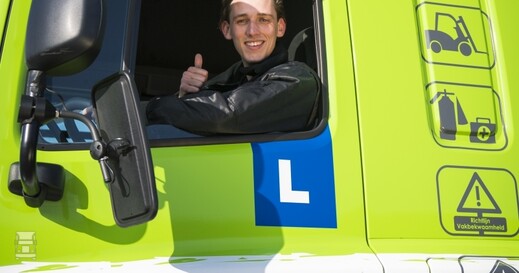 jonge-chauffeur-in-trekker1.jpg jonge-chauffeur-in-trekker1.jpg