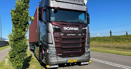 Janssen_Scania-2-pers-2021.jpg Janssen_Scania-2-pers-2021.jpg