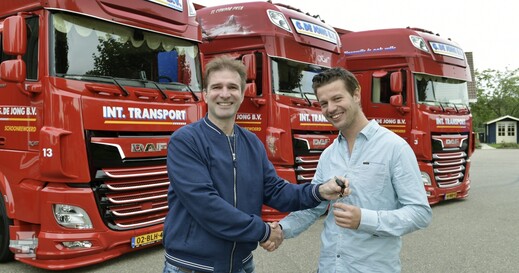 Sleuteloverdracht_aan_De_Jong_door_Rene_Heusdens.jpg Sleuteloverdracht_aan_De_Jong_door_Rene_Heusdens.jpg