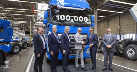 100000th-new-CF-and-XF-handover_LR.jpg 100000th-new-CF-and-XF-handover_LR.jpg