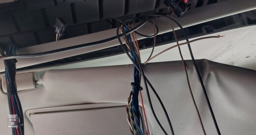 Wiel door de voorruit (4)