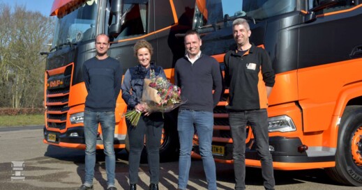 Op de foto vlnr: Chauffeur Dennis Hazenberg, Hennie Dijkstra (Land Transport), Jurjen Ypma (ESA Trucks) en chauffeur Wernerjan Doldersum. Land Transport DAF XG (8)-1400