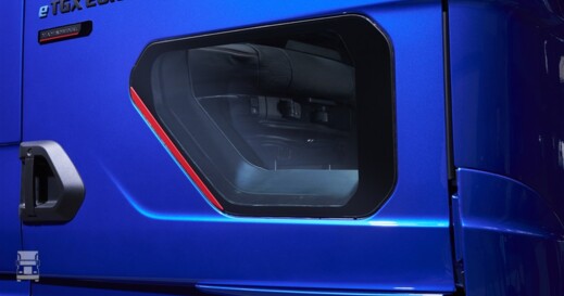 MAN New eTGX New low-profile window in the passenger door (960 x 593)