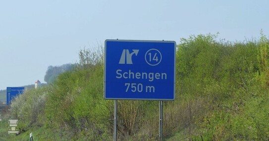 Schengen_bord_LR.jpg