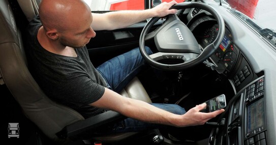 gsm_achter_het_stuur_vasthouden.jpg gsm_achter_het_stuur_vasthouden.jpg