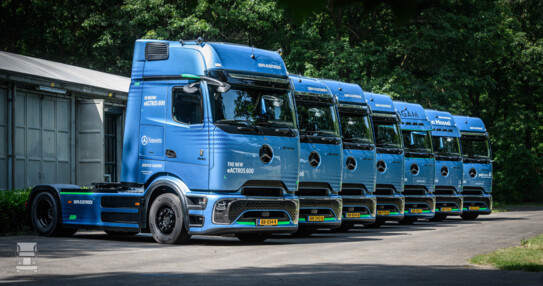 1920_demovoertuigenvannieuwstegeneratietrucksvanmercedes-benzklaarvoorpraktijktests-4