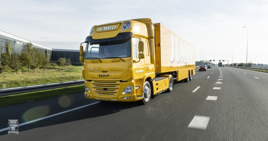 Jumbo-takes-delivery-of-first-DAF-CF-Electric_LR.jpg
