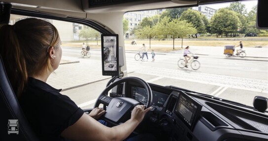 Chauffeur in Volvo FM in stedelijk gebied (960 x 640)