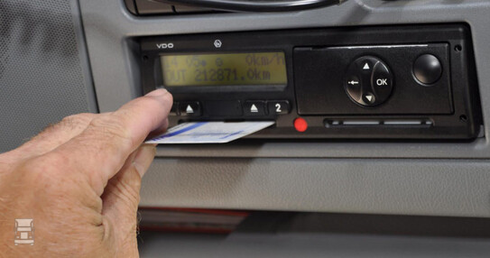 Tachograaf_met_kaart.jpg Tachograaf_met_kaart.jpg